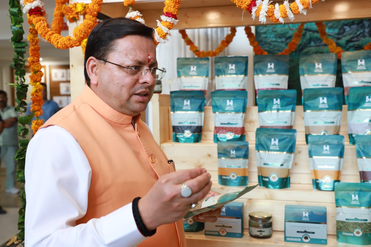मुख्यमंत्री पुष्कर सिंह धामी उत्तराखंड निवास परिसर में ‘हाउस ऑफ हिमालयाज’ ब्रांड को अवलोकन करते। मुख्यमंत्री पुष्कर सिंह धामी उत्तराखंड निवास परिसर में ‘हाउस ऑफ हिमालयाज’ ब्रांड को अवलोकन करते।