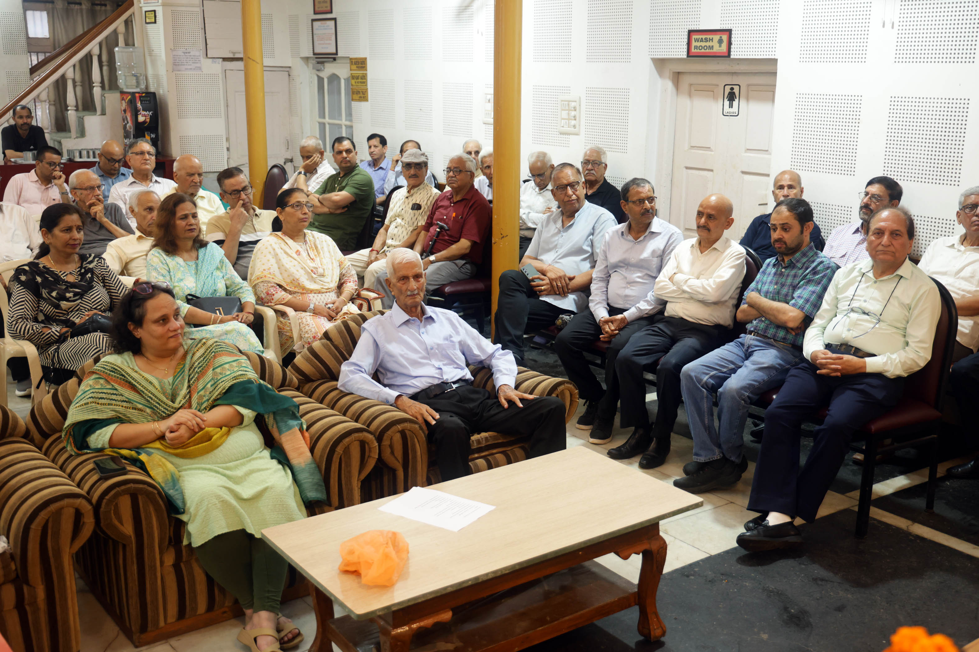 डा. ललित मल्होत्रा को श्रद्धांजलि अर्पित करने पहुंचे मंडी वासी। डा. ललित मल्होत्रा को श्रद्धांजलि अर्पित करने पहुंचे मंडी वासी।