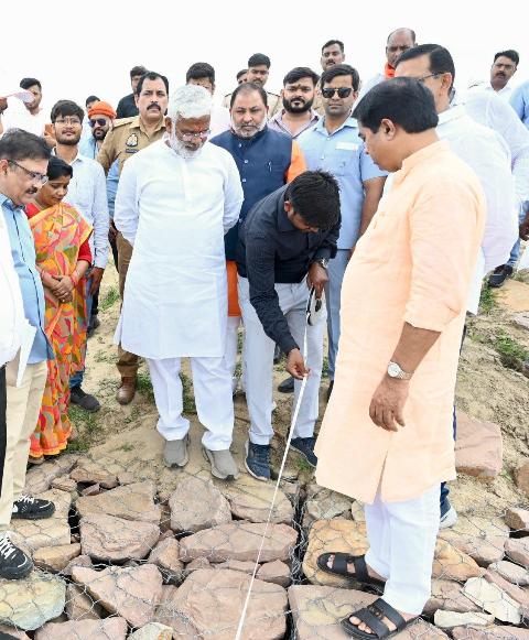 बलिया में स्थलीय निरीक्षण करते हुए मंत्री स्वतंत्रदेव सिंह (फोटो) बलिया में स्थलीय निरीक्षण करते हुए मंत्री स्वतंत्रदेव सिंह (फोटो)