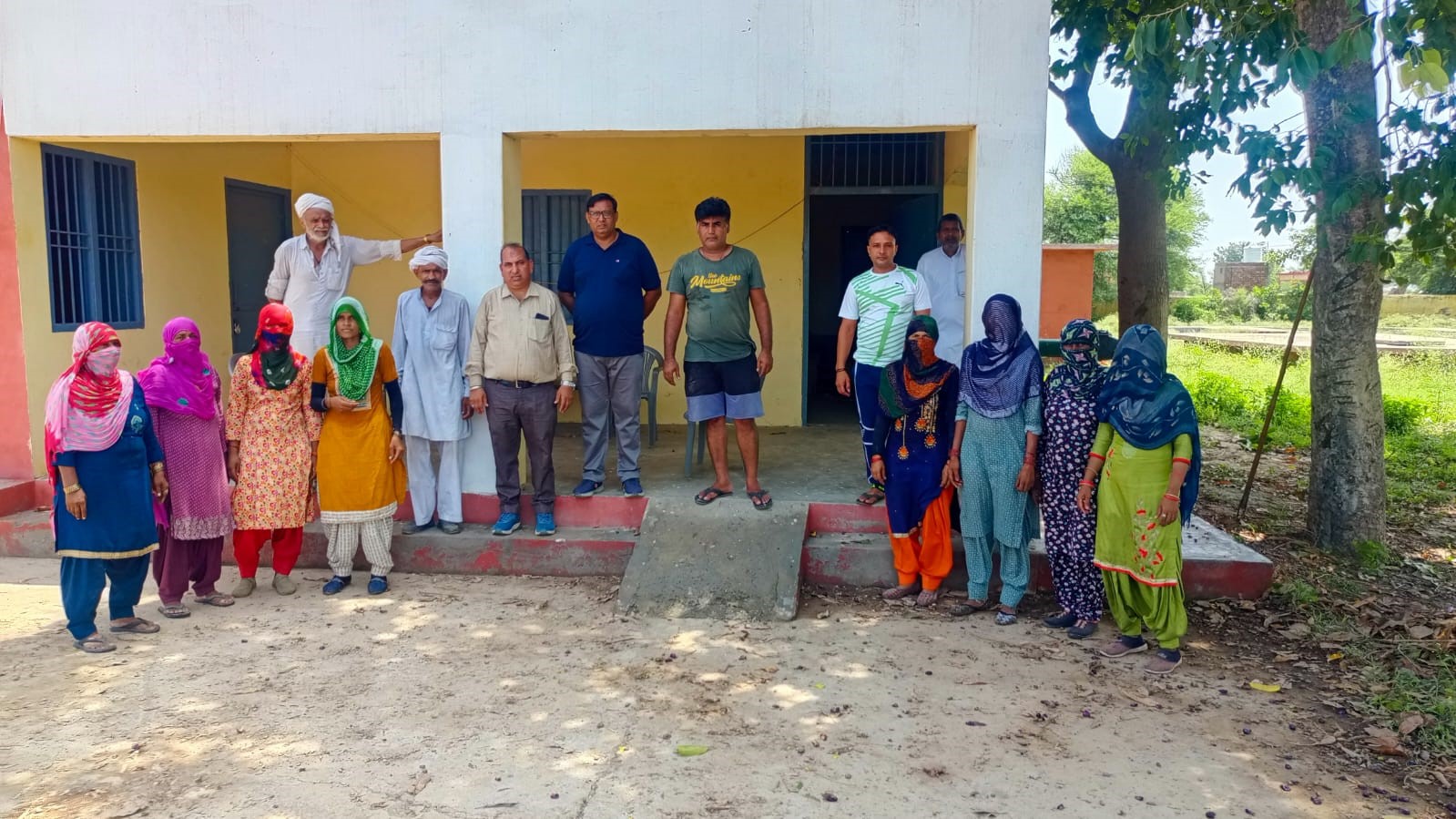 ग्रामीणों के साथ रणधीर मताना। ग्रामीणों के साथ रणधीर मताना।