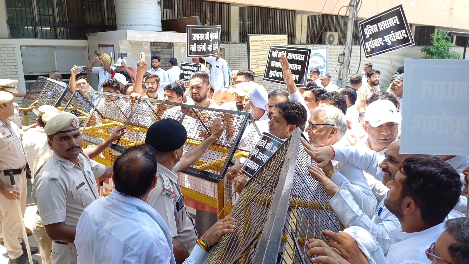 कांग्रेस कार्यकर्ताओं को बेरिकेट्स लगाकर रोकती पुलिस। कांग्रेस कार्यकर्ताओं को बेरिकेट्स लगाकर रोकती पुलिस।
