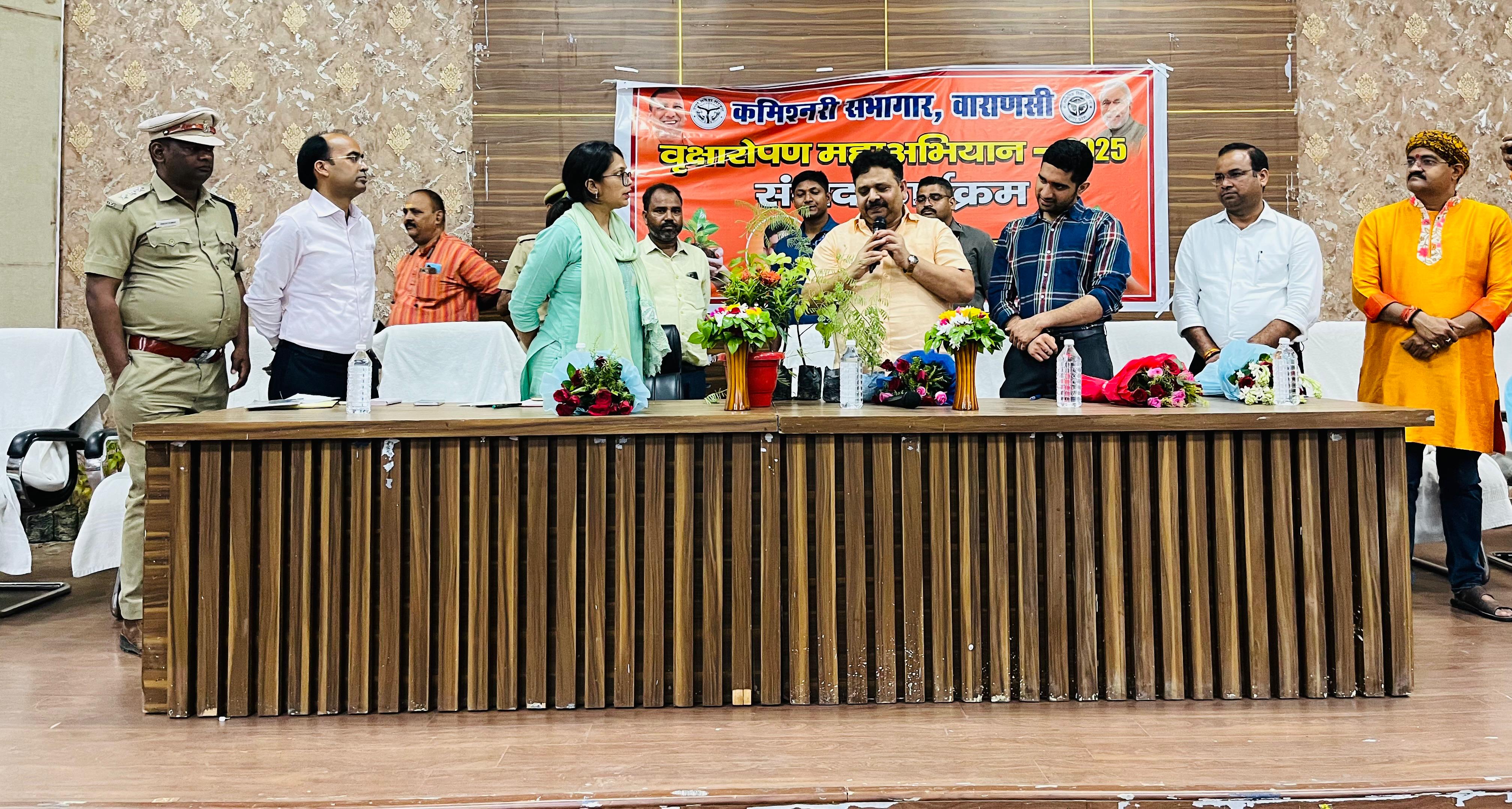 कमिश्नरी ऑडिटोरियम में आयोजित संवाद कार्यक्रम में मंत्री रविन्द्र जायसवाल कमिश्नरी ऑडिटोरियम में आयोजित संवाद कार्यक्रम में मंत्री रविन्द्र जायसवाल