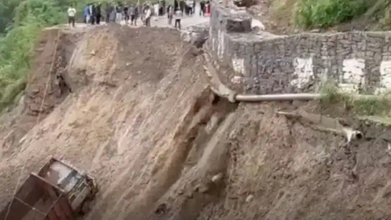 लगातार बारिश से बाढ़ और भूस्खलन की चपेट में नगालैंड में भारी नुकसान की तस्वीर। लगातार बारिश से बाढ़ और भूस्खलन की चपेट में नगालैंड में भारी नुकसान की तस्वीर।
