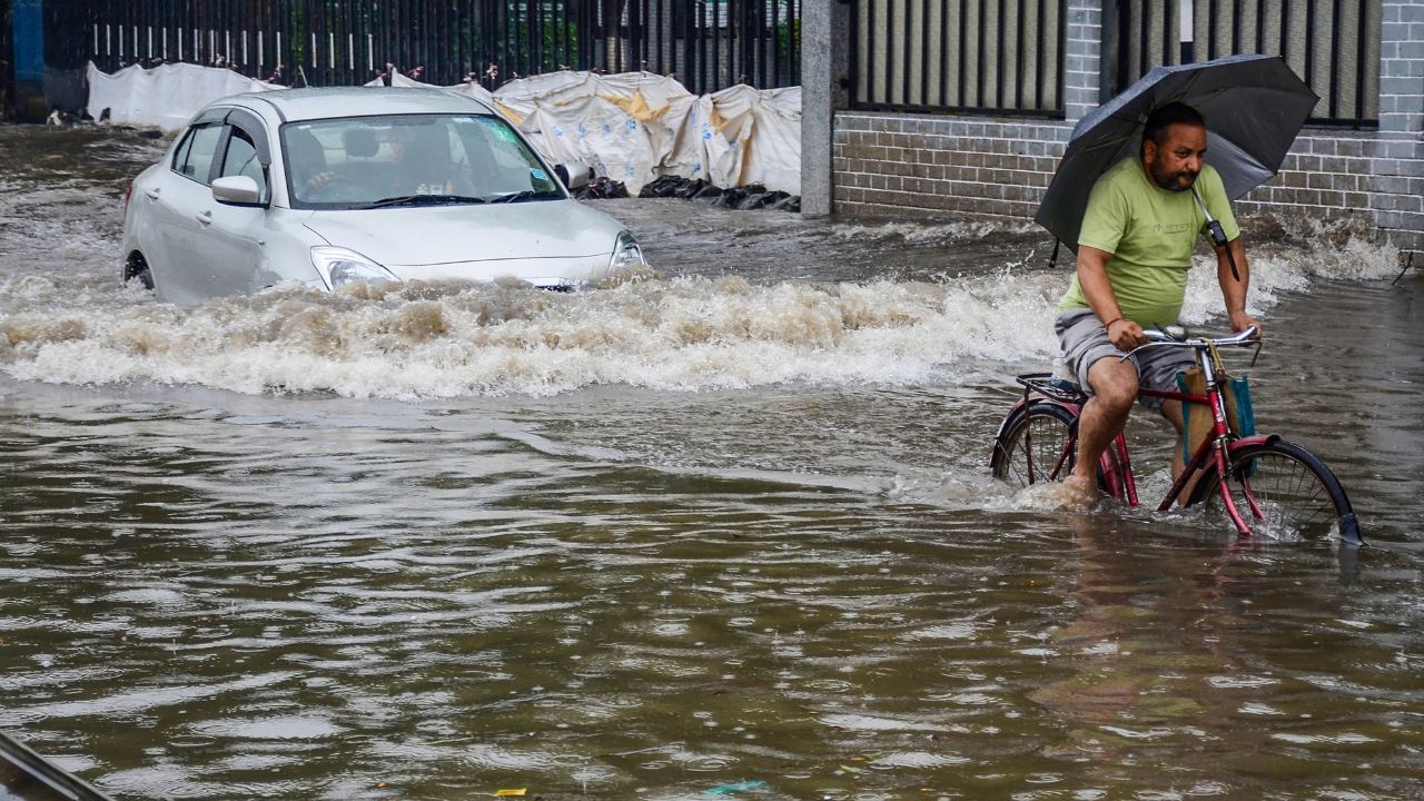 भारी बारिश से जन जीवन अस्त व्यस्त भारी बारिश से जन जीवन अस्त व्यस्त