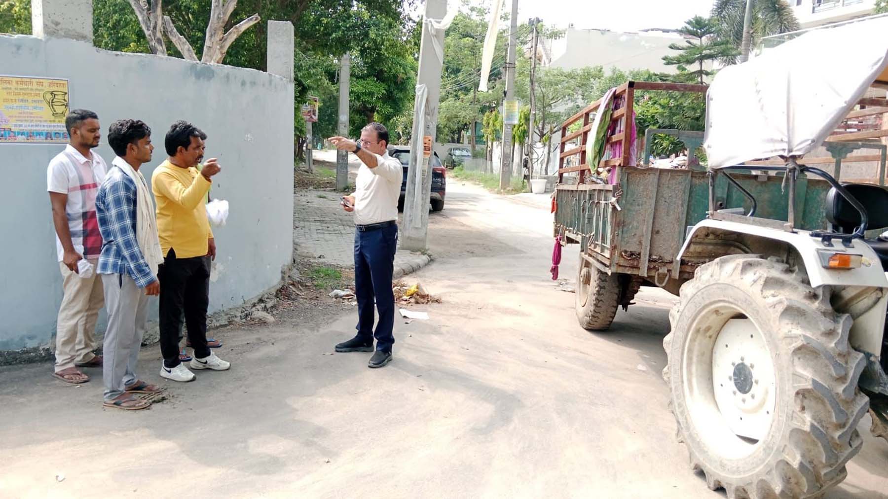 गुरुग्राम में गंदगी की सफाई को लेकर मौका मुआयना करते अधिकारी। गुरुग्राम में गंदगी की सफाई को लेकर मौका मुआयना करते अधिकारी।