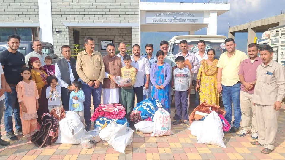 सराज में राहत सामग्री का वितरण करते हुए भाजपा कार्यकर्ता। सराज में राहत सामग्री का वितरण करते हुए भाजपा कार्यकर्ता।