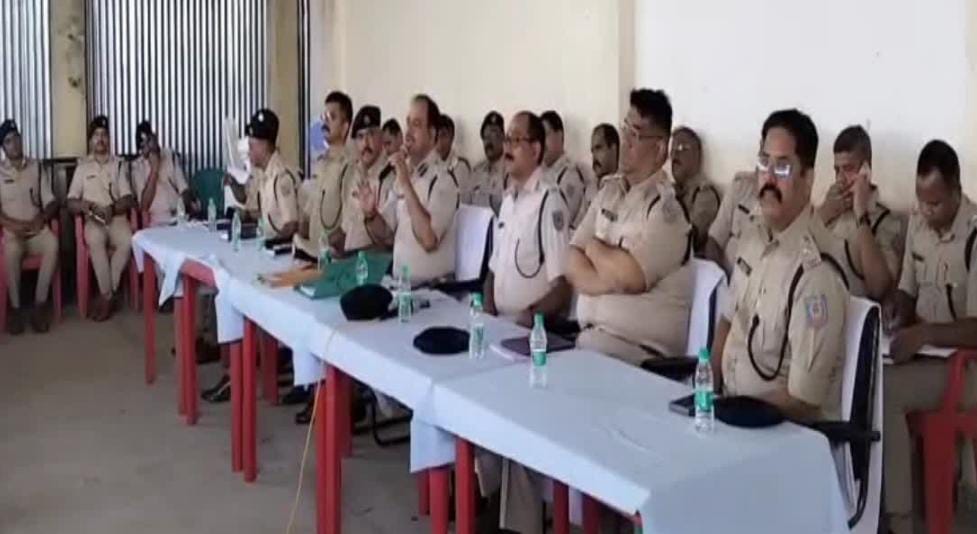 बैठक की तस्वीर बैठक की तस्वीर