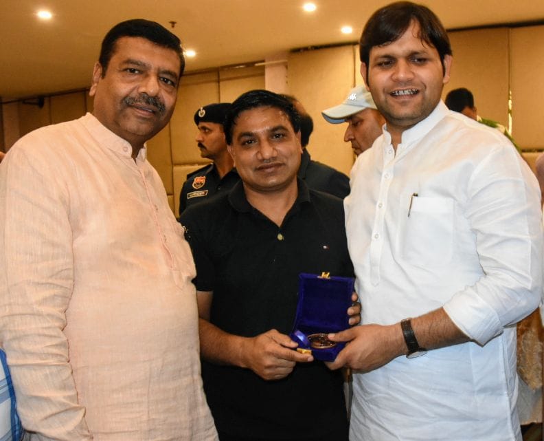 हरियाणा के खेल मंत्री गाैरव गाैतम विजेता खिलाड़ी काे सम्मानित करते हुए हरियाणा के खेल मंत्री गाैरव गाैतम विजेता खिलाड़ी काे सम्मानित करते हुए