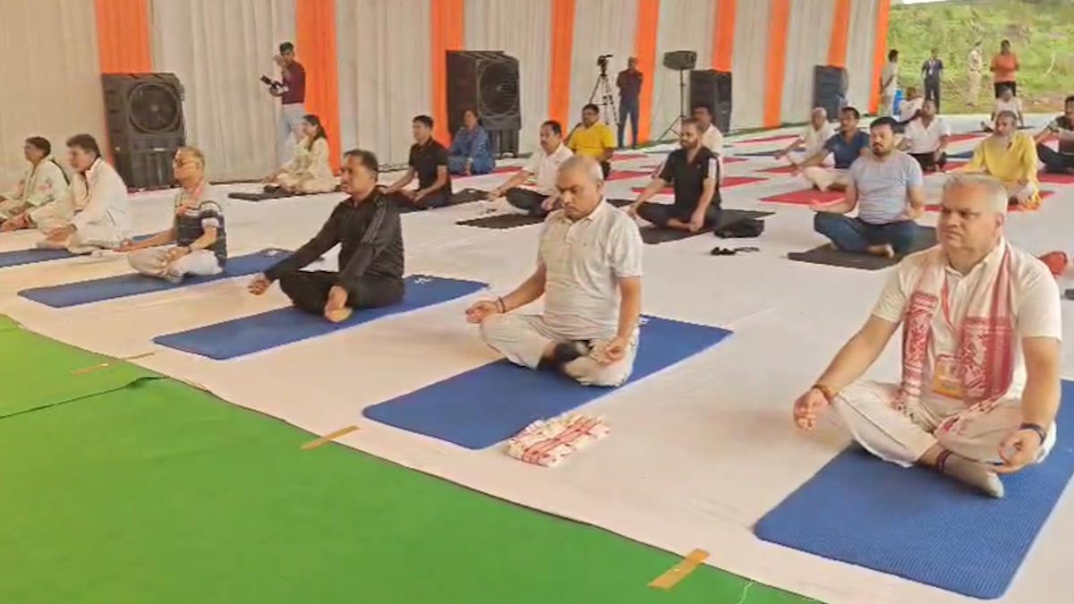 प्रशिक्षण वर्ग के दुसरे दिन योग करते भाजपा के पदाधिकारी प्रशिक्षण वर्ग के दुसरे दिन योग करते भाजपा के पदाधिकारी