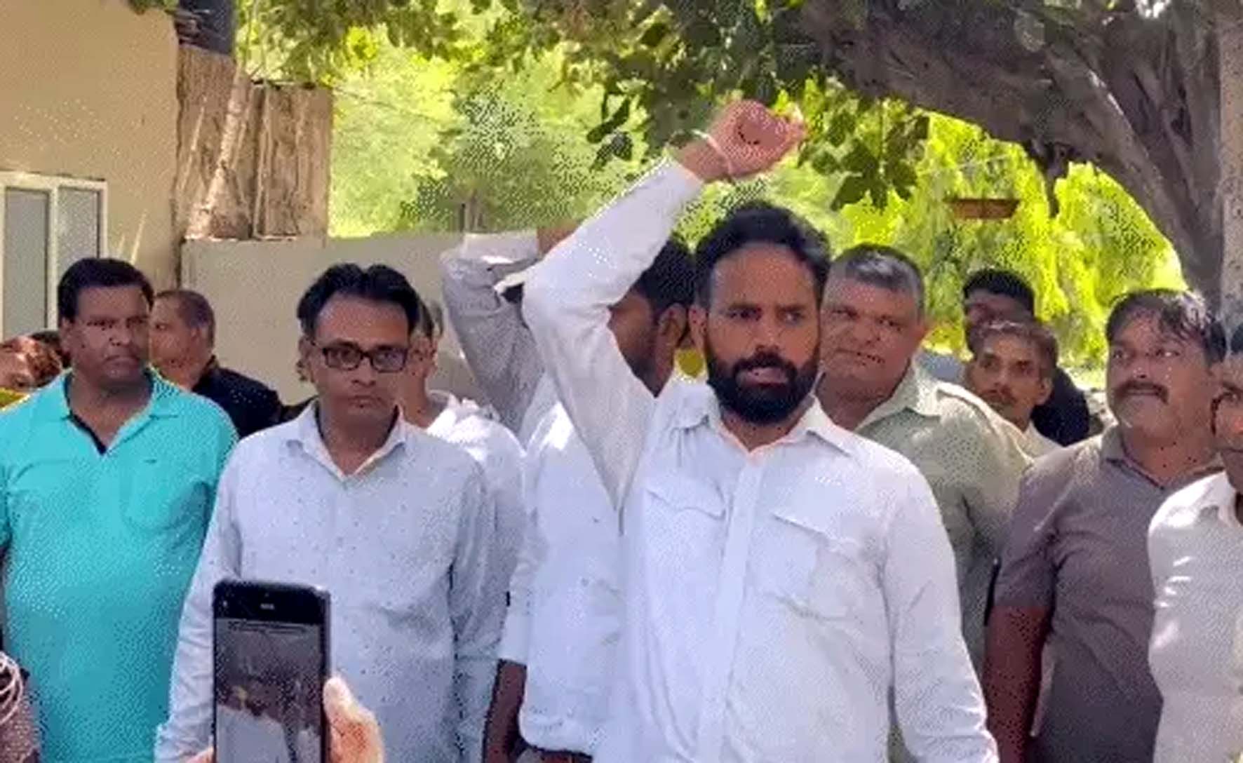 नागरिक अस्पताल में नारेबाजी करते विभिन्न संगठनों के लोग। नागरिक अस्पताल में नारेबाजी करते विभिन्न संगठनों के लोग।