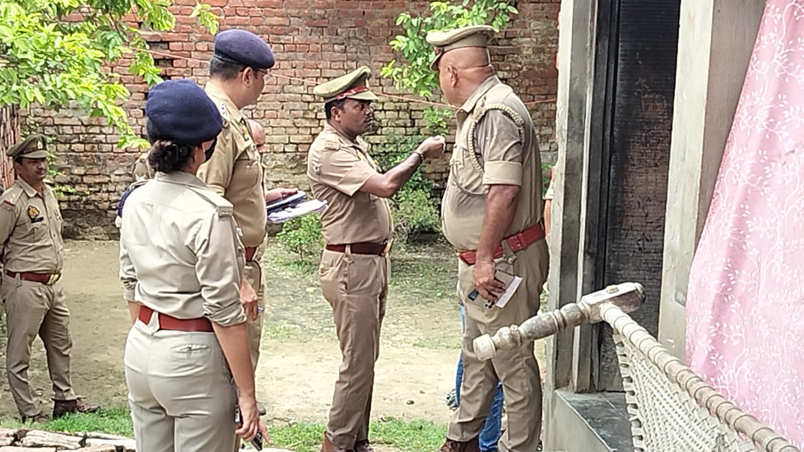 मौके पर छानबीन करते पुलिस अफसर मौके पर छानबीन करते पुलिस अफसर