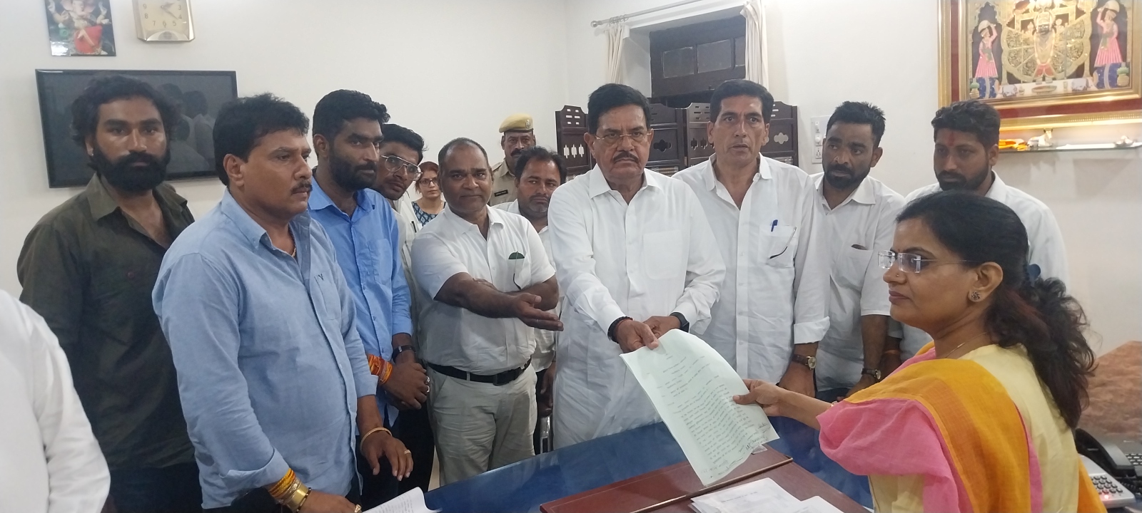 चित्तौड़गढ़ जिले में हुई हत्या के मामले में जिला प्रशासन को ज्ञापन देते कांग्रेस नेता। चित्तौड़गढ़ जिले में हुई हत्या के मामले में जिला प्रशासन को ज्ञापन देते कांग्रेस नेता।