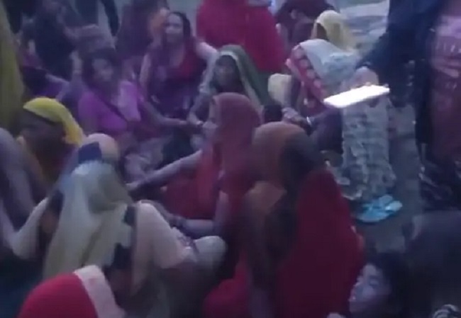 शहडोलः नाले में डूबने से तीन बच्चों की मौत के बार रोते हुए परिजन शहडोलः नाले में डूबने से तीन बच्चों की मौत के बार रोते हुए परिजन