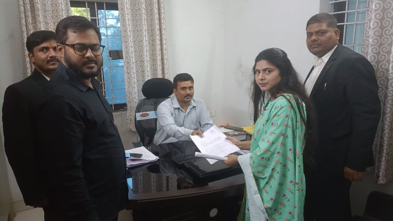 साइबर थाना में आवेदन देते हुए साइबर थाना में आवेदन देते हुए