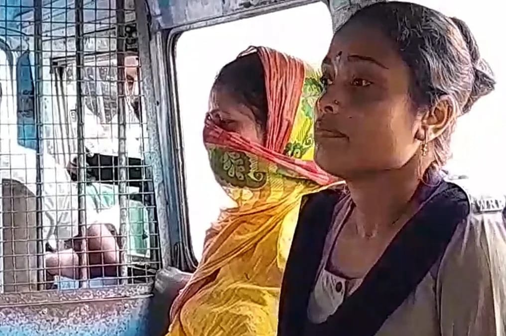 फुल चोर आत्महत्या के मामले में सिविक वॉलिंटियर की भाभी गिरफ्तार फुल चोर आत्महत्या के मामले में सिविक वॉलिंटियर की भाभी गिरफ्तार