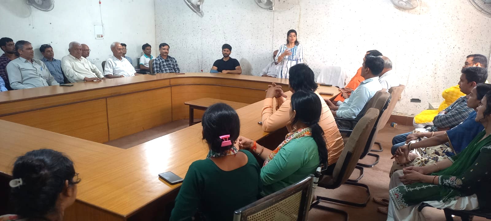 सहकारी बैंक मुख्यालय झज्जर में योग के टिप्स देती प्रशिक्षिका चांदनी अरोड़ा। सहकारी बैंक मुख्यालय झज्जर में योग के टिप्स देती प्रशिक्षिका चांदनी अरोड़ा।