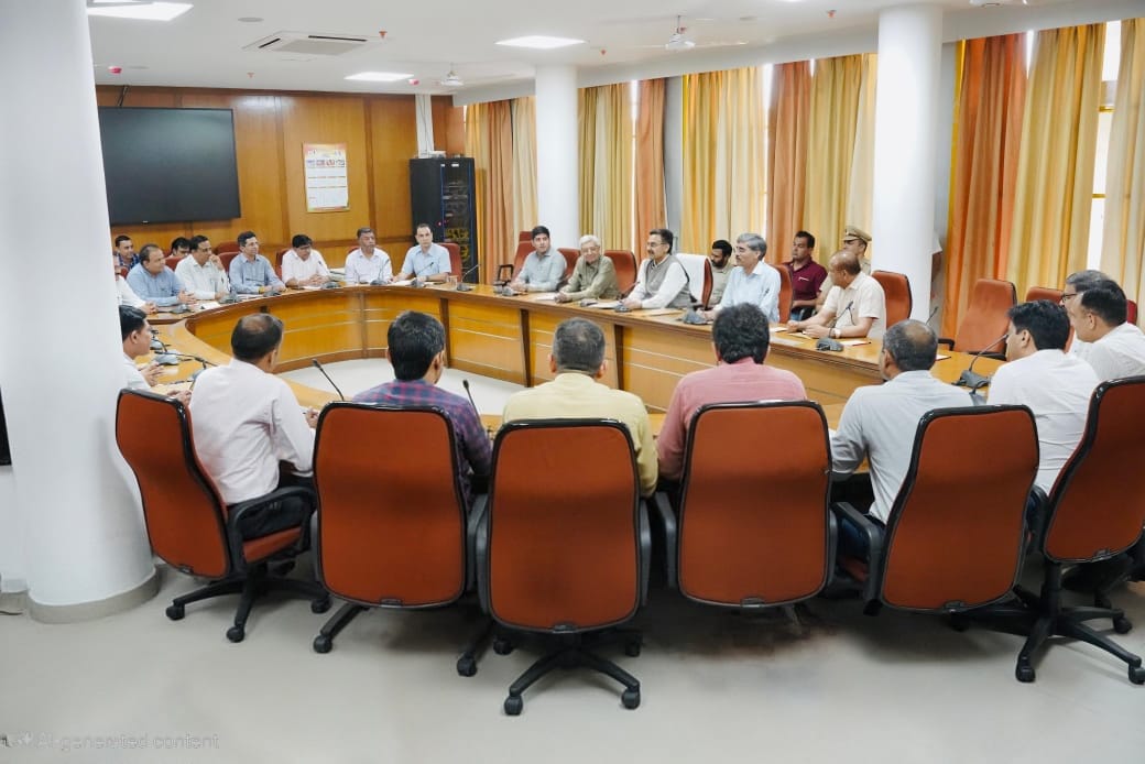 हरियाणा विधानसभा के स्पीकर कर्मचारियों की बैठक लेते हुए हरियाणा विधानसभा के स्पीकर कर्मचारियों की बैठक लेते हुए