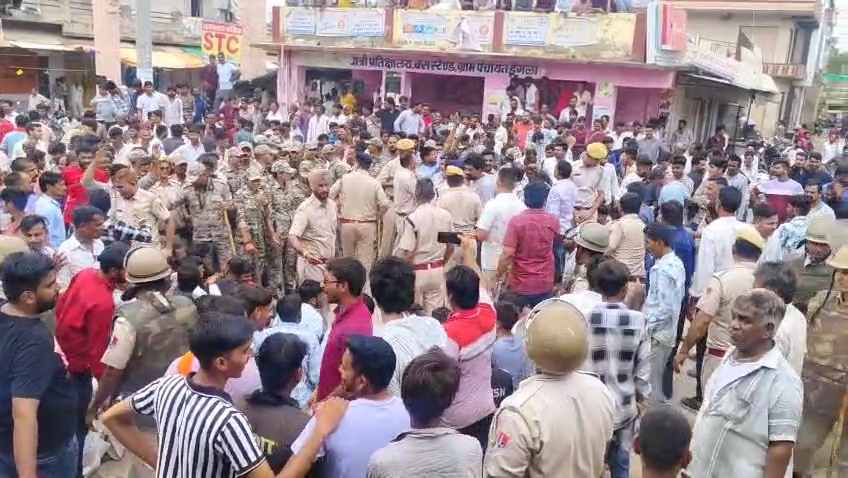 चित्तौड़गढ़ जिले के डूंगला के शिव मंदिर मामले में बस स्टैंड पर प्रदर्शन करते ग्रामीण। चित्तौड़गढ़ जिले के डूंगला के शिव मंदिर मामले में बस स्टैंड पर प्रदर्शन करते ग्रामीण।