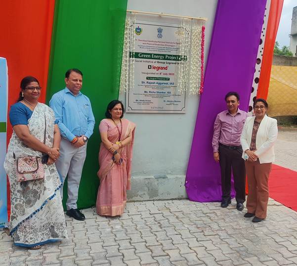 पंडित दीनदयाल उपाध्याय राष्ट्रीय दिव्यांगजन संस्थान में 54 किलोवाट क्षमता के सौर ऊर्जा संयंत्र का उद्घाटन करते हउए पंडित दीनदयाल उपाध्याय राष्ट्रीय दिव्यांगजन संस्थान में 54 किलोवाट क्षमता के सौर ऊर्जा संयंत्र का उद्घाटन करते हउए
