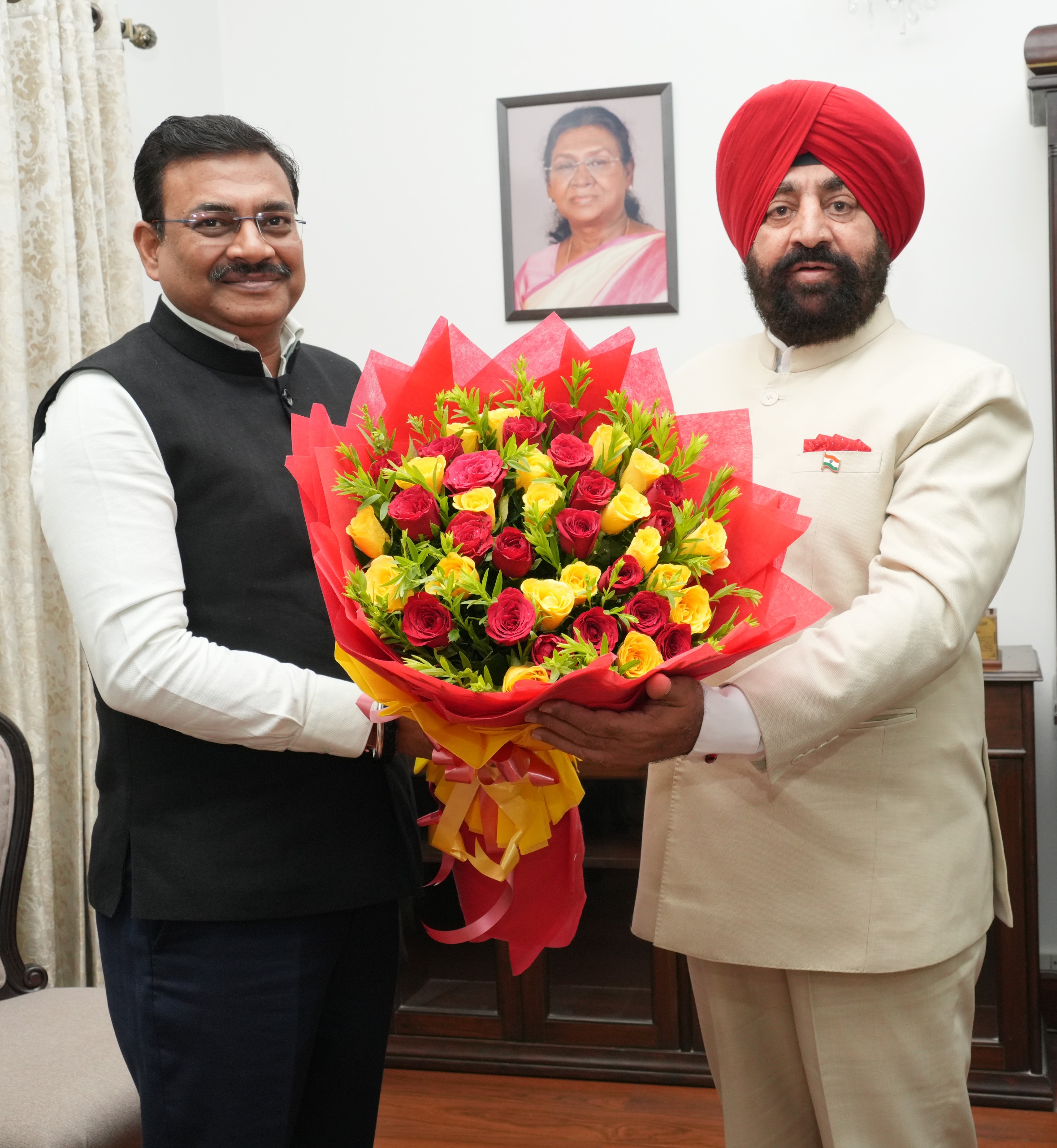 मुख्य सचिव राजभवन में राज्यपाल गुरमीत सिंह से भेंट करते। मुख्य सचिव राजभवन में राज्यपाल गुरमीत सिंह से भेंट करते।