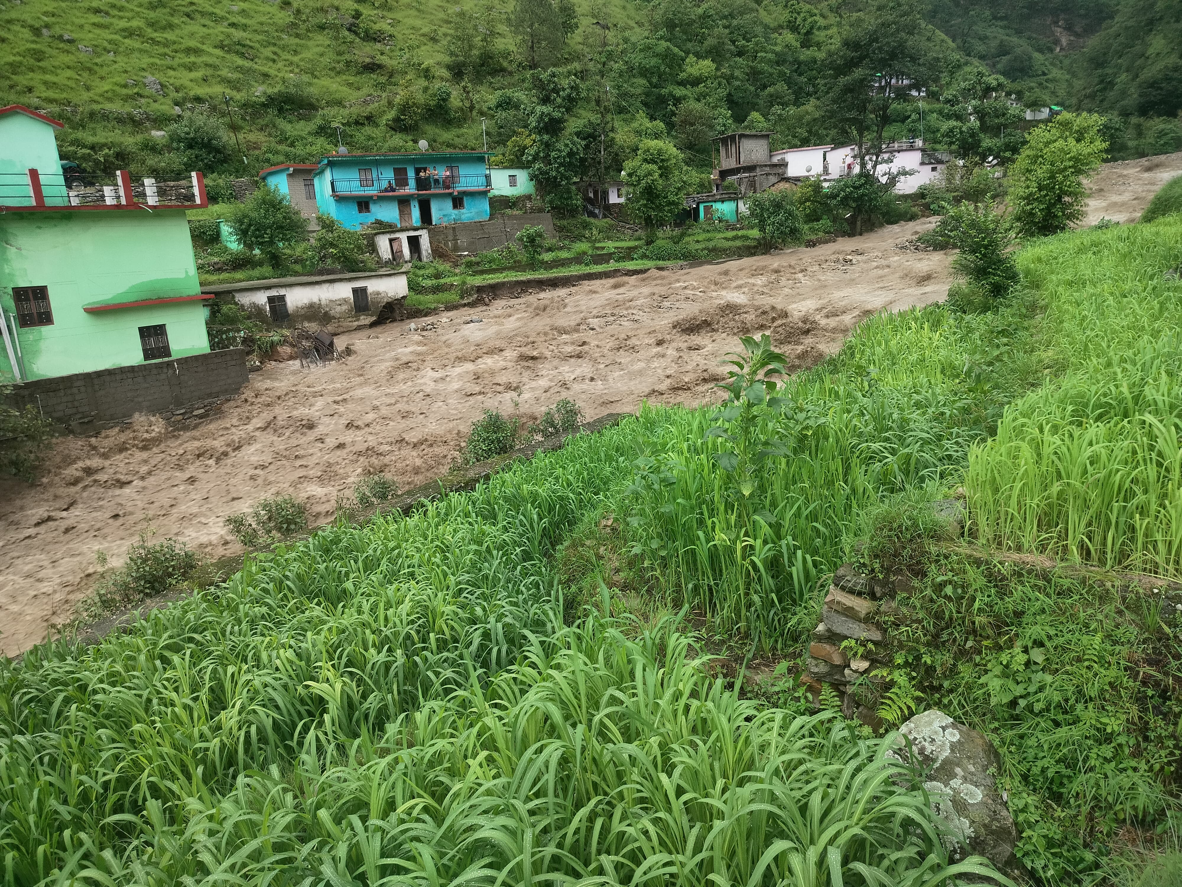 मौखगांव में बादल फटने बाद उफान पर गदेरा। मौखगांव में बादल फटने बाद उफान पर गदेरा।