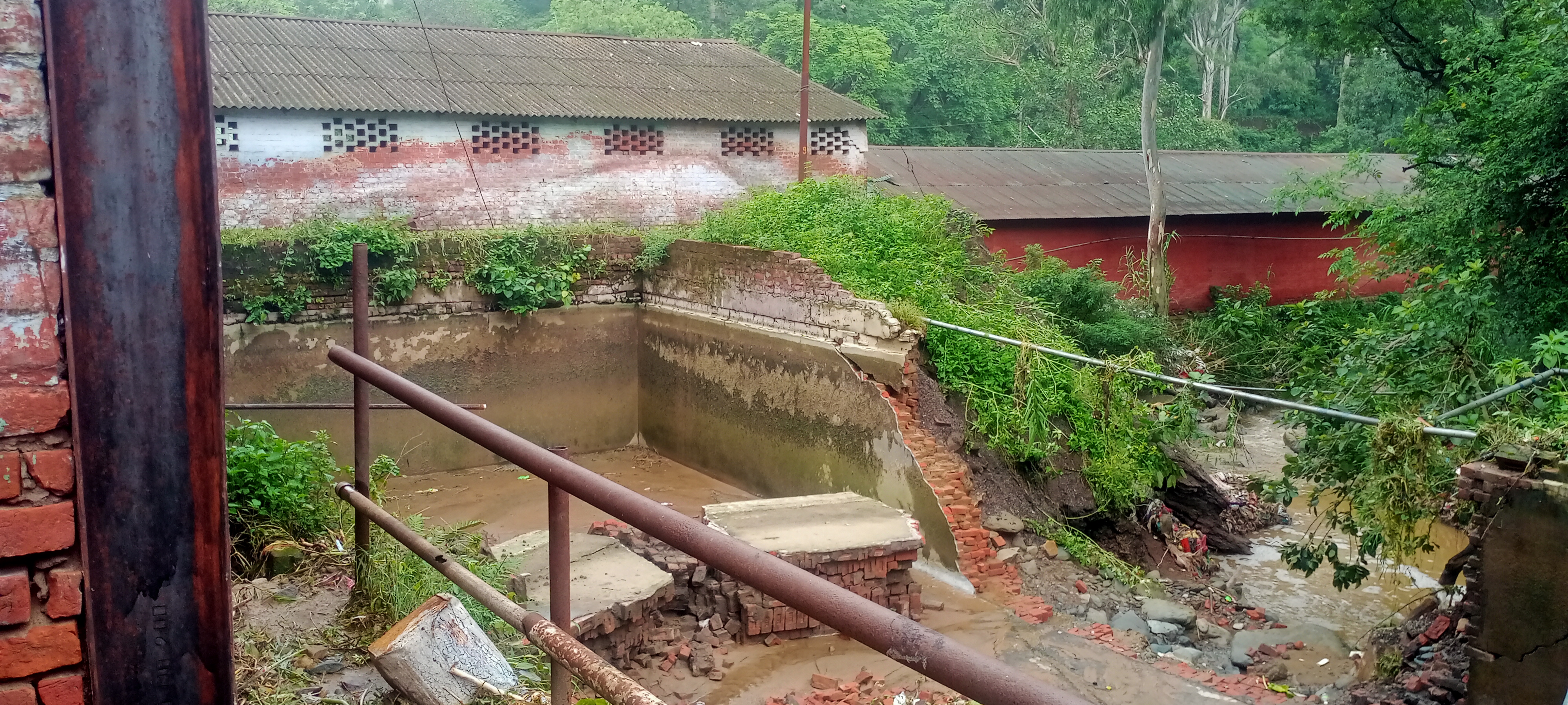 रात हुई भारी बारिश ने नाले में उफान से नाहन के वन कार्पोरेशन की बिरोजा फैक्ट्री में लाखों का हुआ नुकसान रात हुई भारी बारिश ने नाले में उफान से नाहन के वन कार्पोरेशन की बिरोजा फैक्ट्री में लाखों का हुआ नुकसान