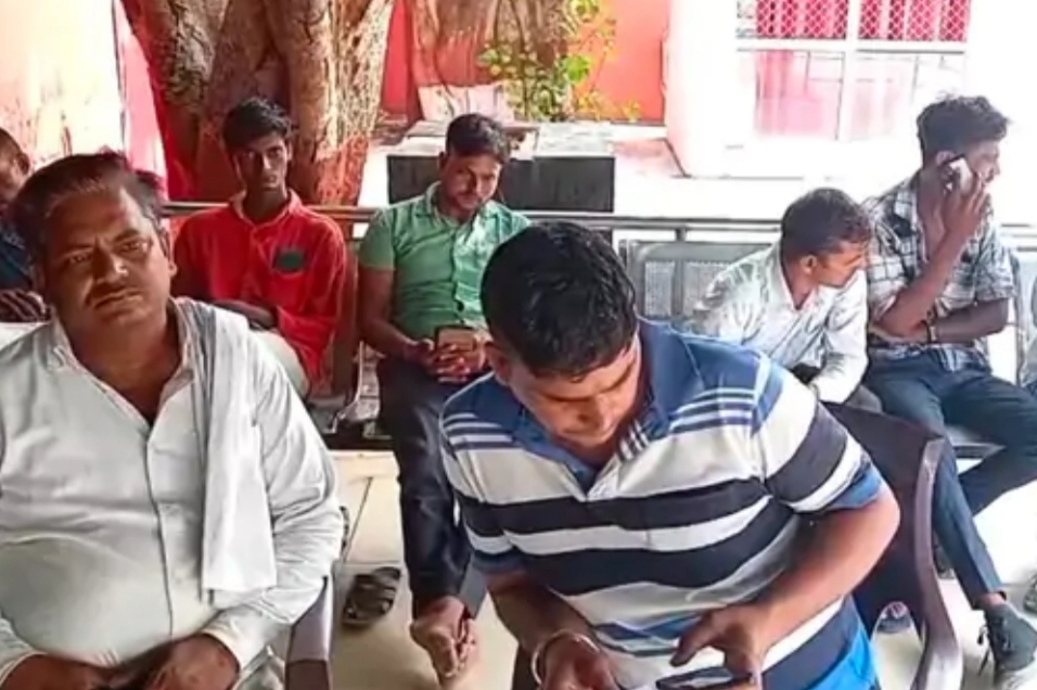 अस्पताल में परिजन अस्पताल में परिजन