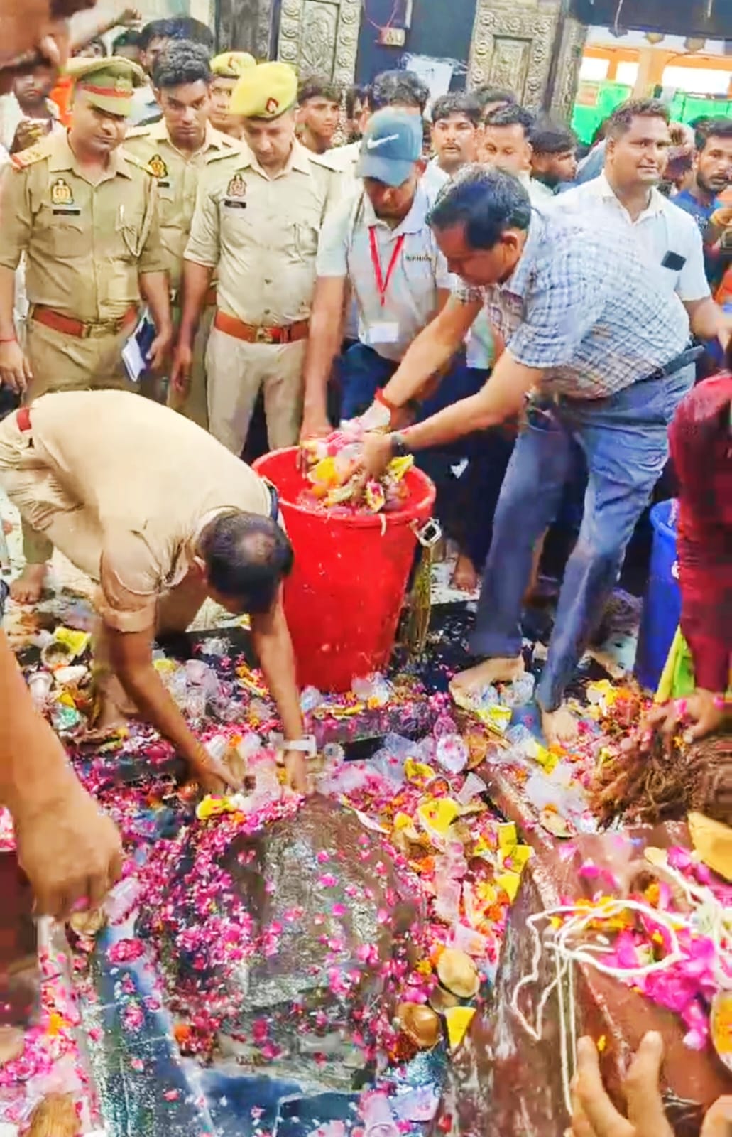 साफ सफाई करते हुए जिलाधिकारी अैार एसएसपी साफ सफाई करते हुए जिलाधिकारी अैार एसएसपी