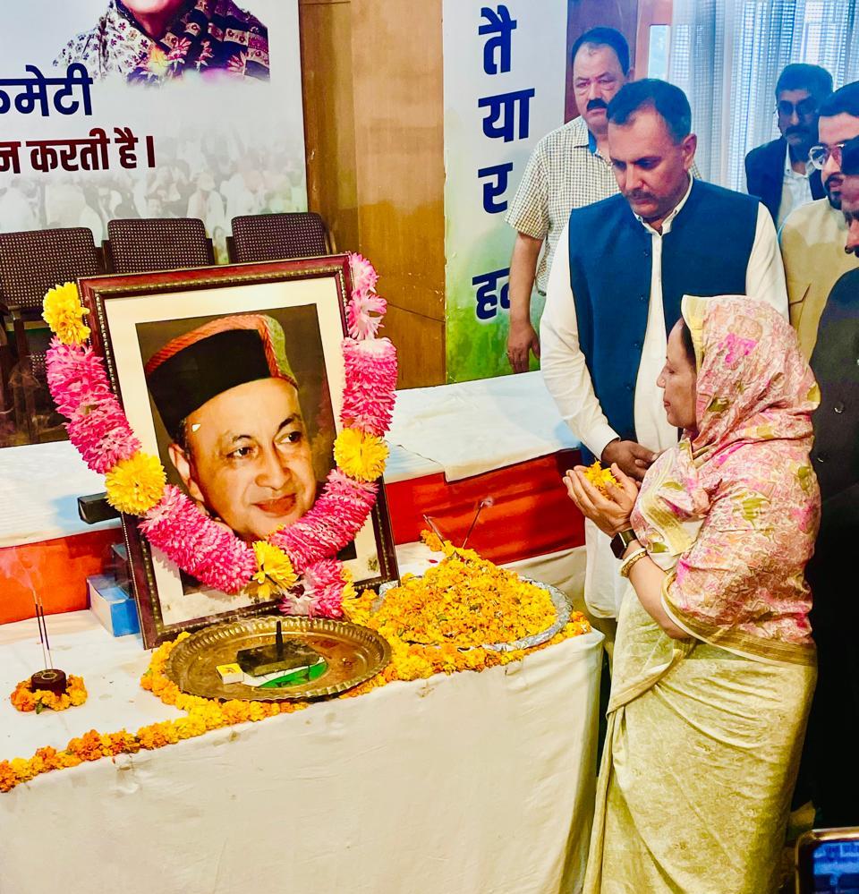 वीरभद्र सिंह को श्रद्धांजलि अर्पित करते हुए वीरभद्र सिंह को श्रद्धांजलि अर्पित करते हुए
