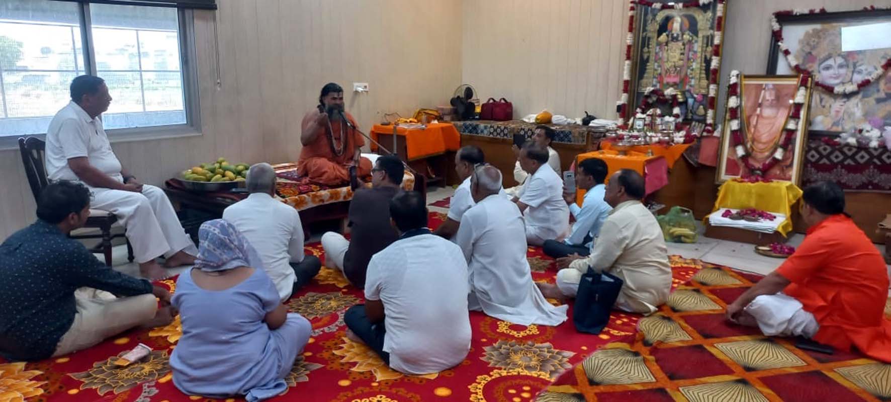 गुरु पूर्णिमा महोत्सव में उपस्थित स्वामी नारायणाचार्य जी महाराज व श्रद्धालुगण। गुरु पूर्णिमा महोत्सव में उपस्थित स्वामी नारायणाचार्य जी महाराज व श्रद्धालुगण।