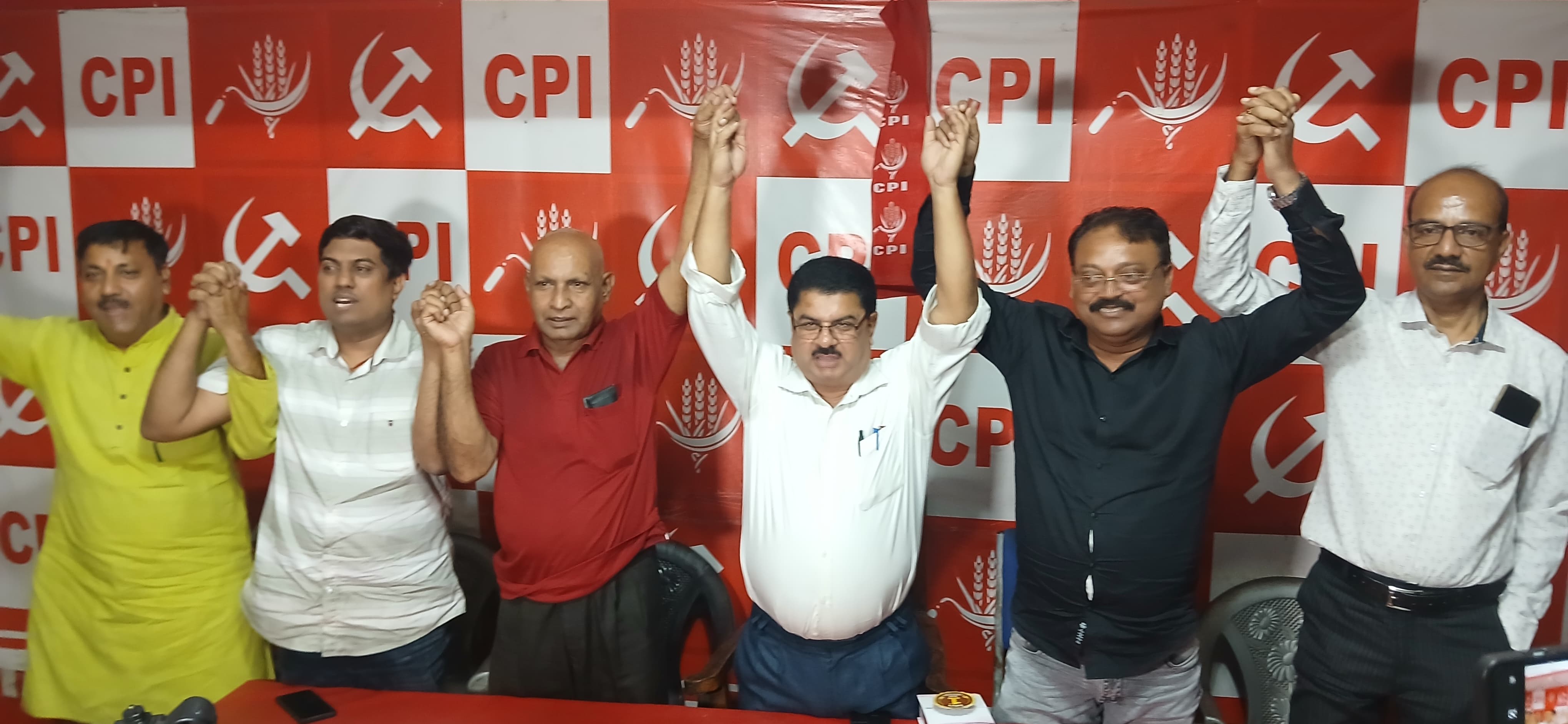 प्रेस कॉन्फ्रेंस में सीपीआई के पदाधिकारीगण प्रेस कॉन्फ्रेंस में सीपीआई के पदाधिकारीगण