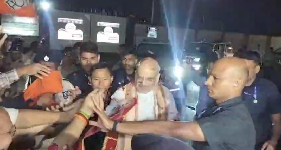 अमित शाह का एयरपोर्ट पर स्वागत अमित शाह का एयरपोर्ट पर स्वागत