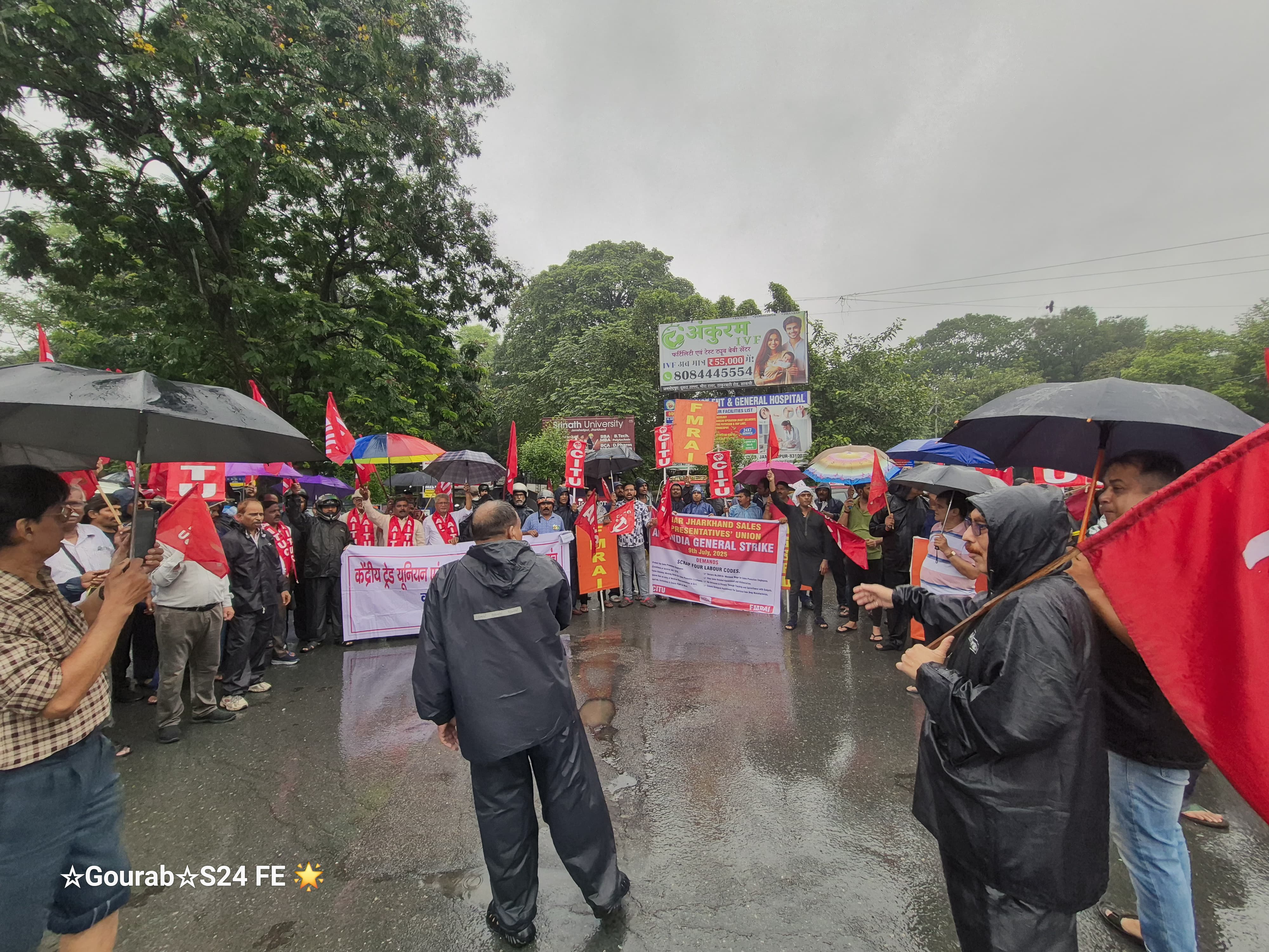 हडताल के दौरान प्रदर्शन करते मजदूर हडताल के दौरान प्रदर्शन करते मजदूर