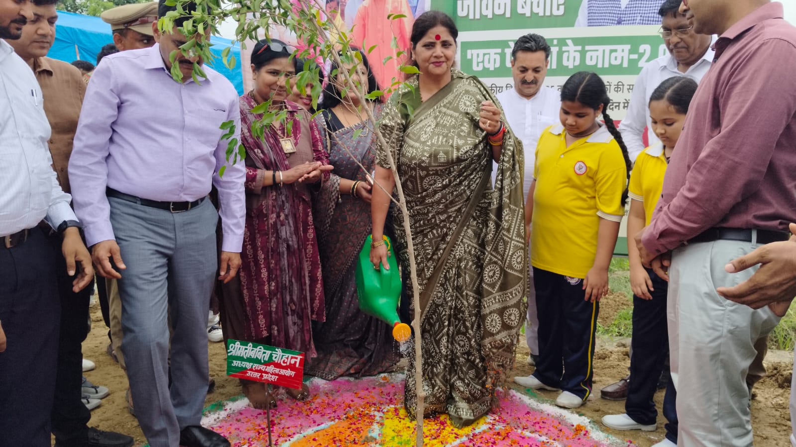 पौधारोपण करती महिला आयोग की अध्यक्षा बबीता चौहान पौधारोपण करती महिला आयोग की अध्यक्षा बबीता चौहान