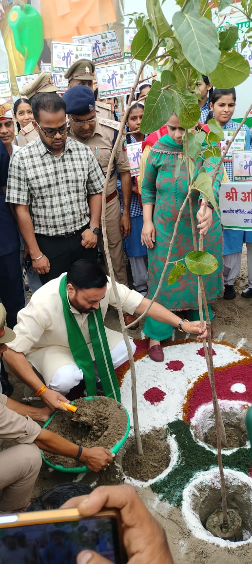 अनिल कुमार पौधारोपण करते हुए साथ में डीएम व सीडीओ अनिल कुमार पौधारोपण करते हुए साथ में डीएम व सीडीओ