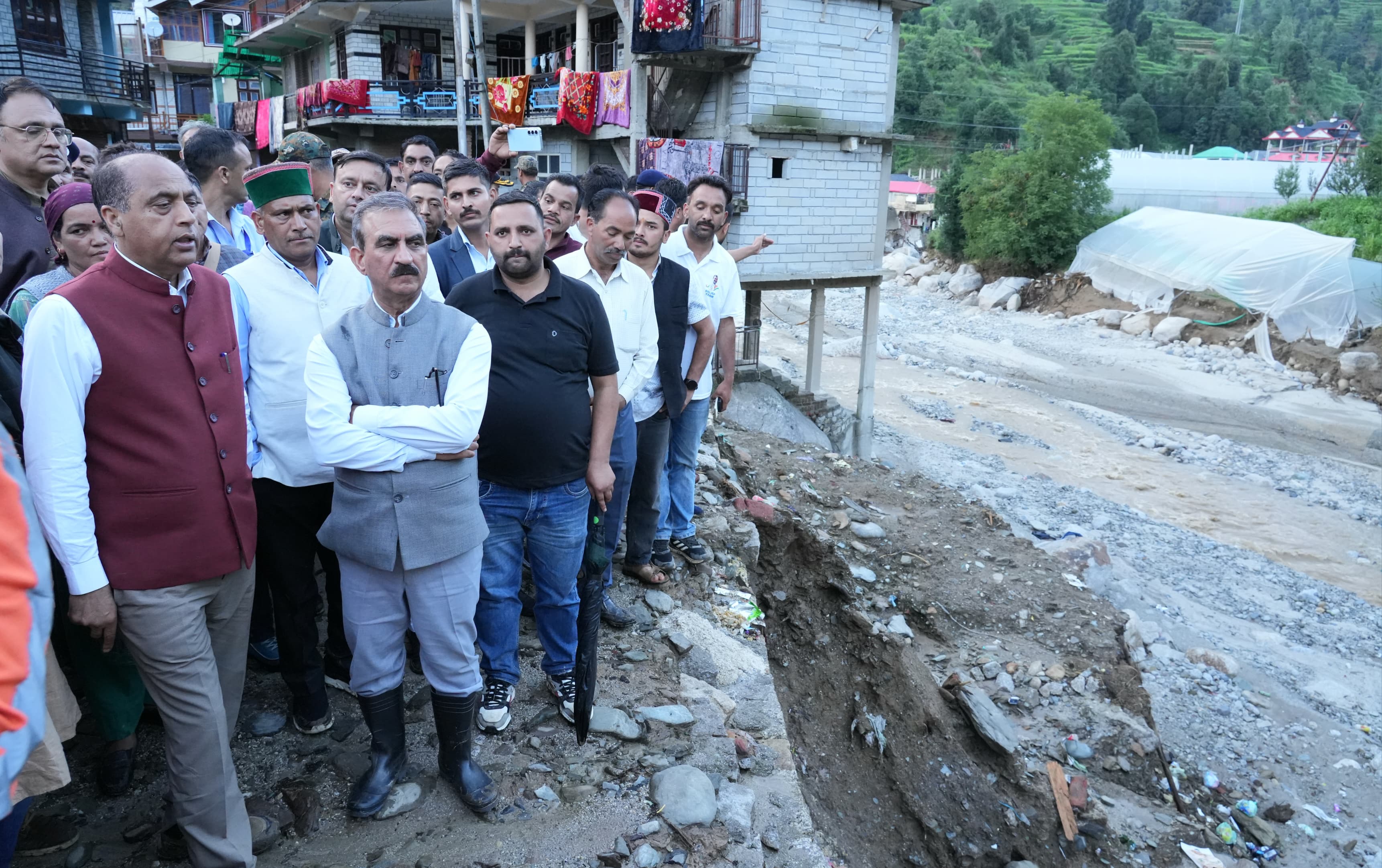 मुख्यमंत्री और नेता प्रतिपक्ष एक साथ थुनाग बाजार में आई आपदा का जायजा लेते हुए। मुख्यमंत्री और नेता प्रतिपक्ष एक साथ थुनाग बाजार में आई आपदा का जायजा लेते हुए।
