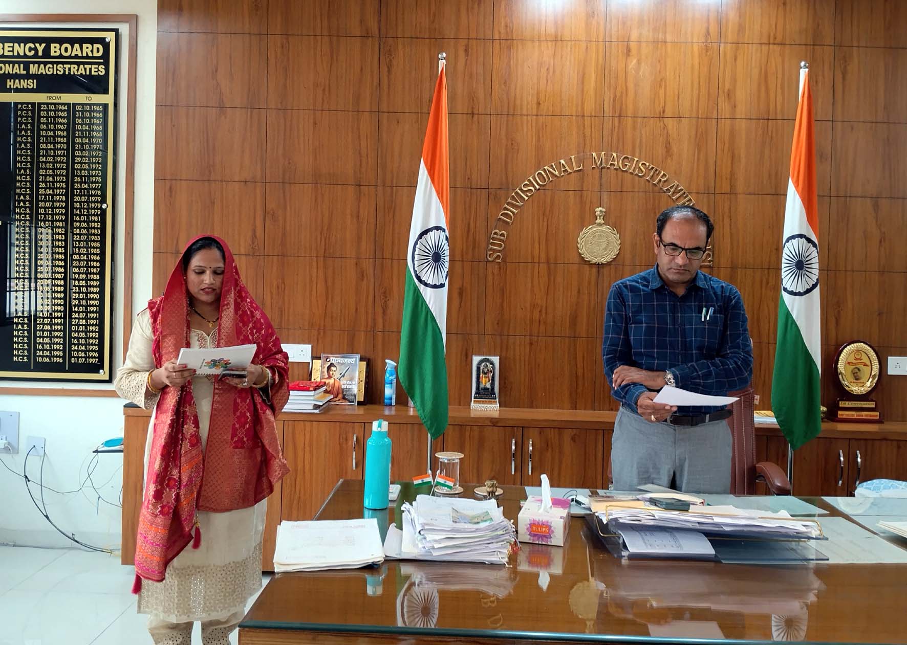 नवनिर्वाचित पंचायत समिति सदस्य सिकंदा बाई को पद एवं गोपनीयता की शपथ दिलवाते एसडीएम राजेश खोथ। नवनिर्वाचित पंचायत समिति सदस्य सिकंदा बाई को पद एवं गोपनीयता की शपथ दिलवाते एसडीएम राजेश खोथ।