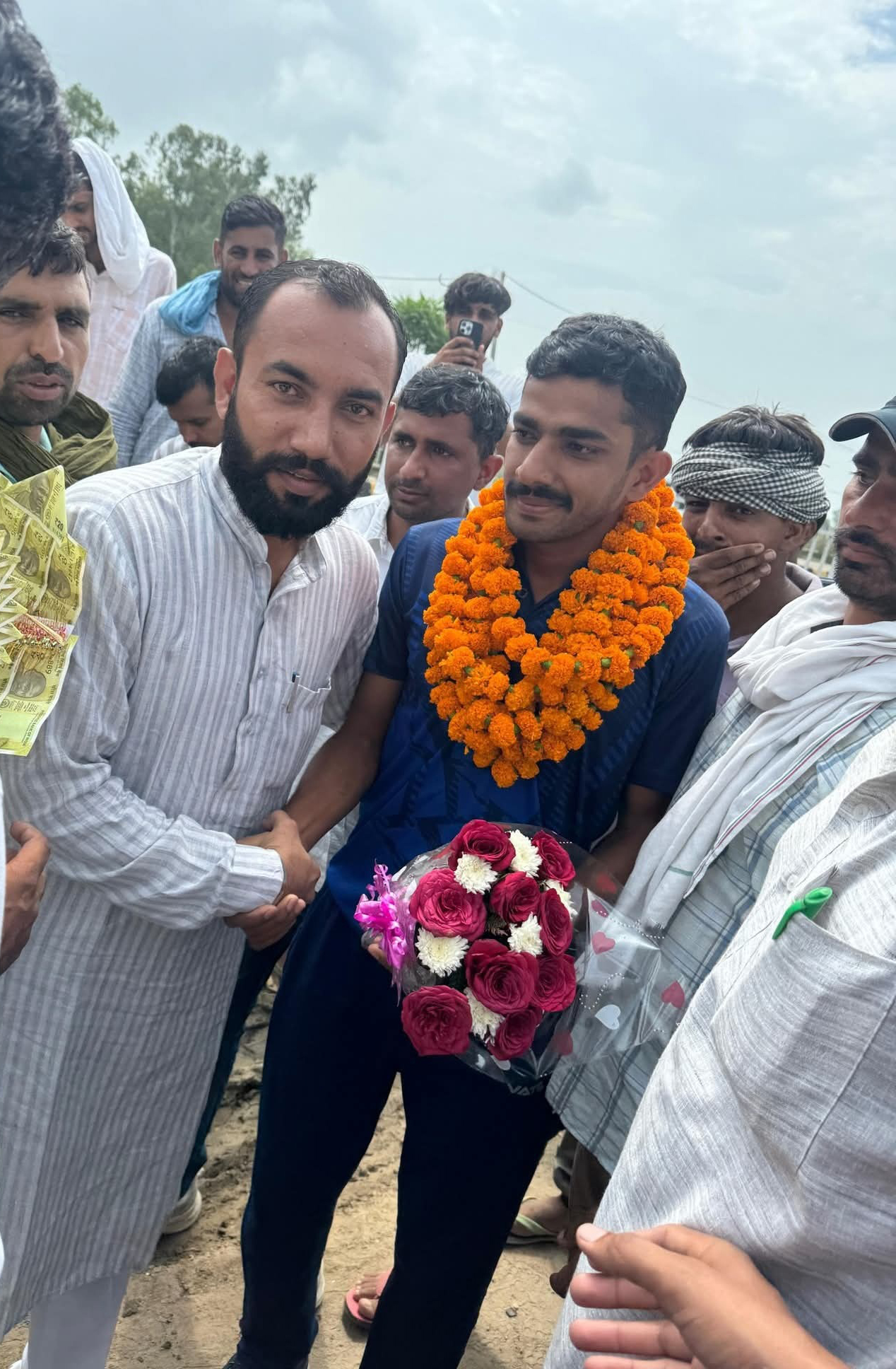 नवीन गोयत का स्वागत करते हुए नपा प्रधान विकास काला। नवीन गोयत का स्वागत करते हुए नपा प्रधान विकास काला।