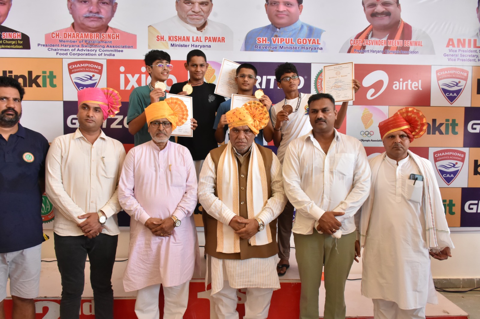 राज्य तैराकी प्रतियोगिता के अवसर पर खिलाड़ियों और अन्य लोगों को संबोधित करते मंत्री कृष्ण लाल पंवार। राज्य तैराकी प्रतियोगिता के अवसर पर खिलाड़ियों और अन्य लोगों को संबोधित करते मंत्री कृष्ण लाल पंवार।