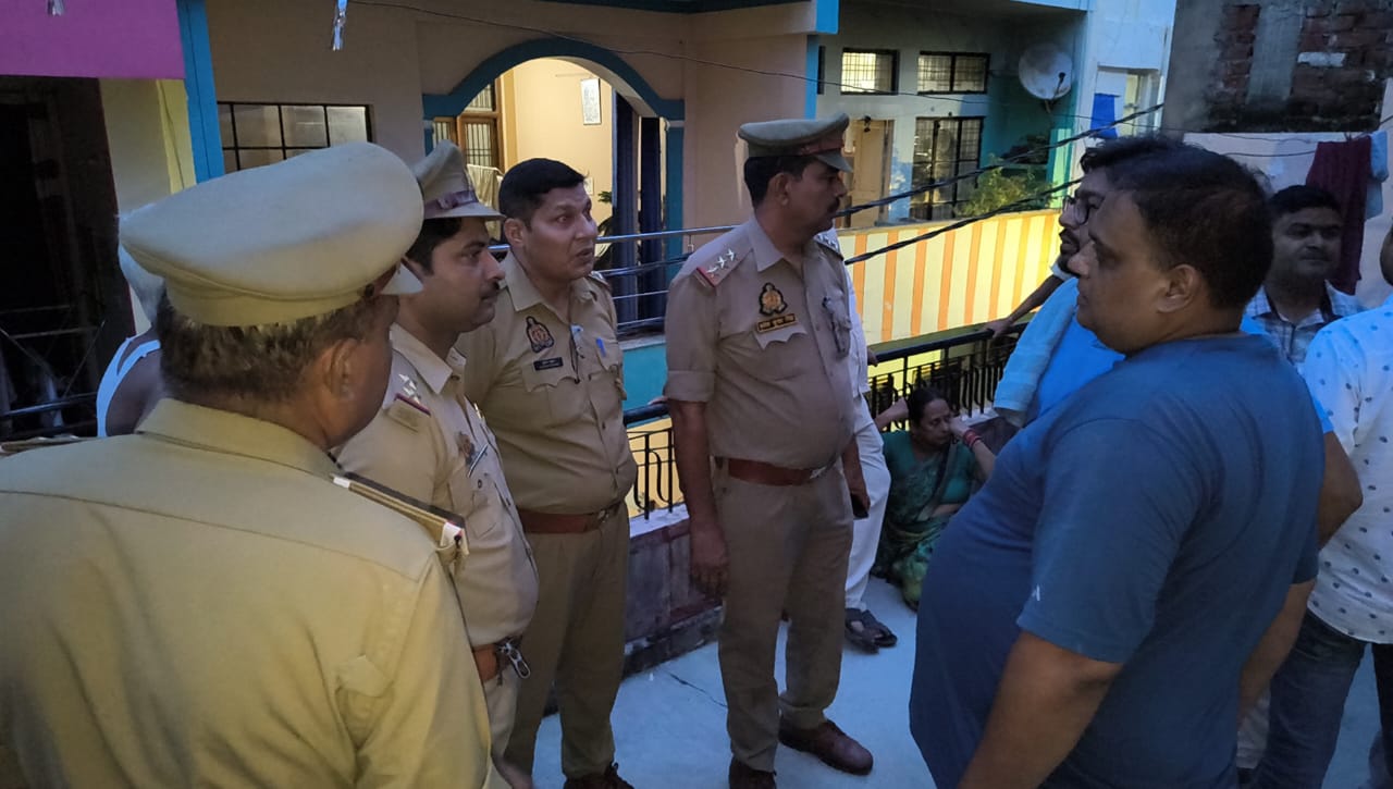 घटनास्थल का मुआयना करती पुलिस घटनास्थल का मुआयना करती पुलिस