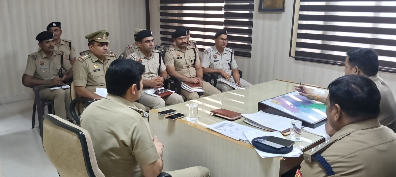 पानीपत में कांवड़ियों की सुरक्षा को लेकर यूपी पुलिस के साथ बैठक करते यूपी पुलिस के अधिकारी