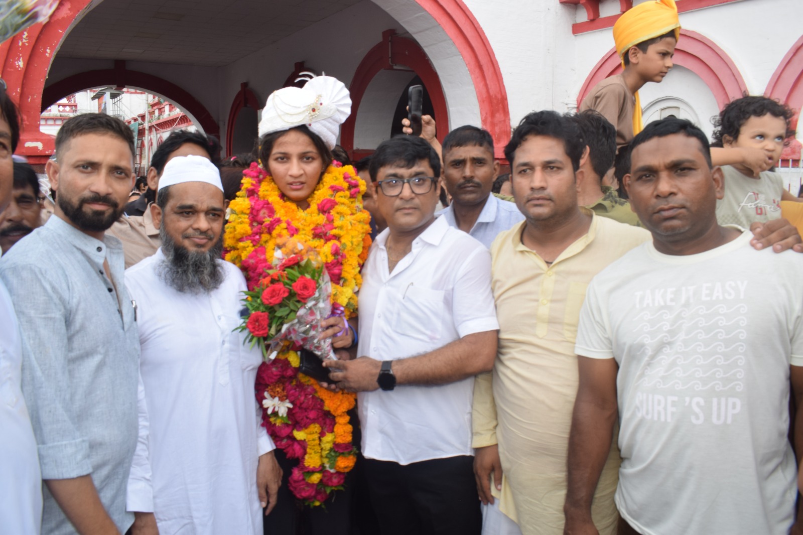 स्वर्णपदक विजेता इमरोज का अपने नगर में जोरदार स्वागत करते लोग स्वर्णपदक विजेता इमरोज का अपने नगर में जोरदार स्वागत करते लोग