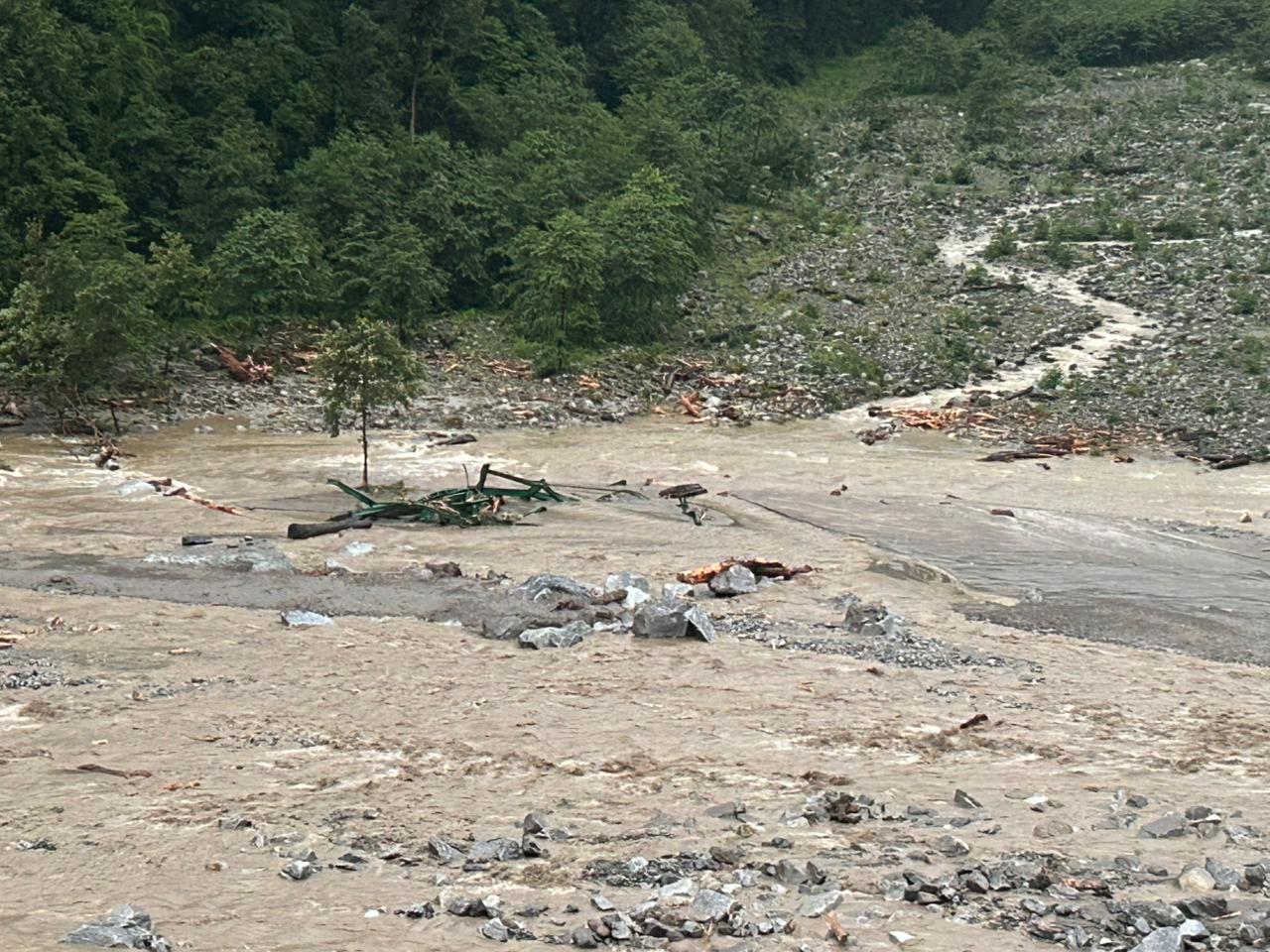तीजम क्षेत्र में अतिवृष्टि से उफान पर थाडी गाड। तीजम क्षेत्र में अतिवृष्टि से उफान पर थाडी गाड।