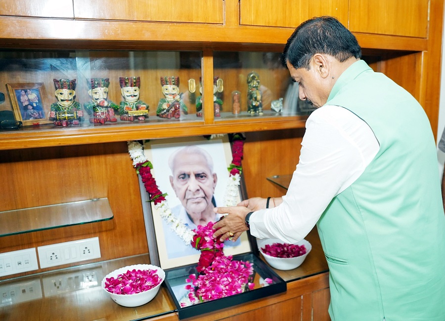 मुख्यमंत्री डॉ. मोहन यादव ने जोधपुर में रेल मंत्री वैष्णव के पिता को श्रद्धांजलि अर्पित की मुख्यमंत्री डॉ. मोहन यादव ने जोधपुर में रेल मंत्री वैष्णव के पिता को श्रद्धांजलि अर्पित की