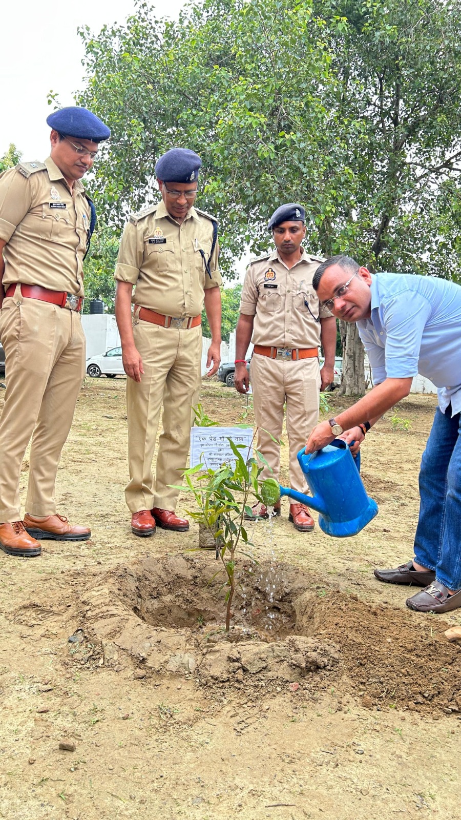एसएसपी, एसपी देहात व एसपी यातायात ने रिजर्व पुलिस लाइन परेड ग्राउंड में किया पौधरोपण एसएसपी, एसपी देहात व एसपी यातायात ने रिजर्व पुलिस लाइन परेड ग्राउंड में किया पौधरोपण