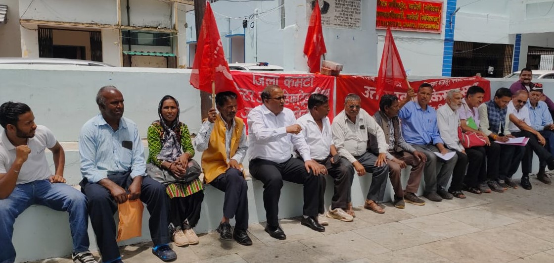 गोपेश्वर में धरना देते हुए ट्रेड यूनियन के कार्यकर्ता। गोपेश्वर में धरना देते हुए ट्रेड यूनियन के कार्यकर्ता।