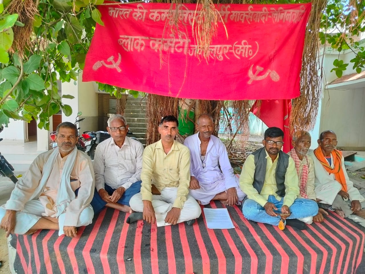 जमालपुर ब्लाक मुख्यालय पर धरना बैठे माले कार्यकर्ता