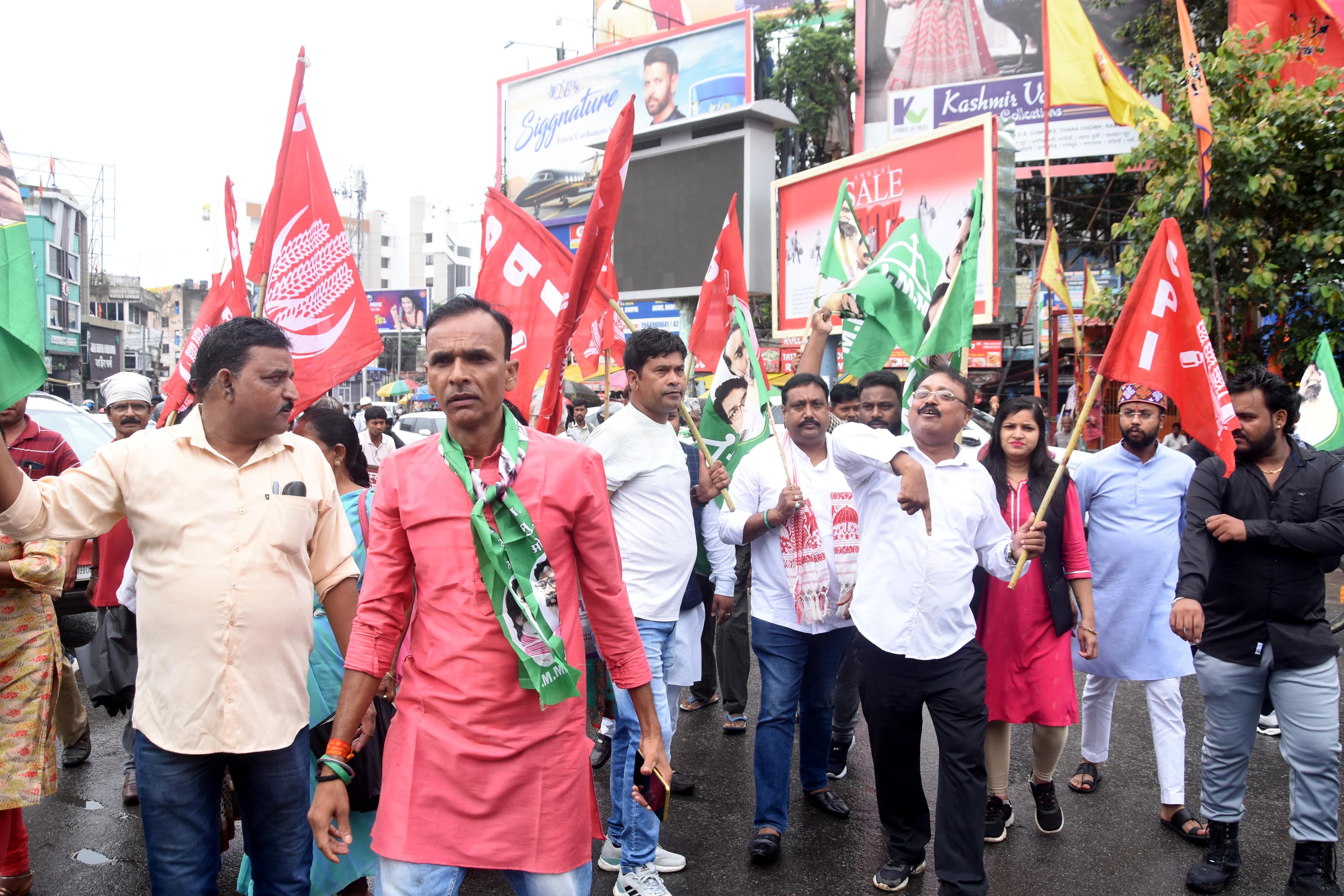 प्रदर्शन करते झामुमो सीपीआई के कार्यकर्ता पदाधिकारीगण प्रदर्शन करते झामुमो सीपीआई के कार्यकर्ता पदाधिकारीगण