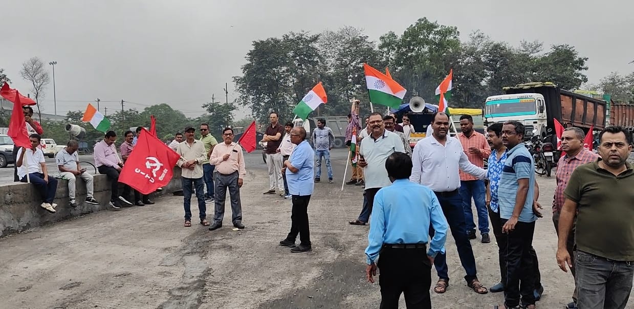 कोयलांचल क्षेत्र में संयुक्त श्रमिक संगठन की हड़ताल का मिला-जुला असर, एसईसीएल दीपका-गेवरा क्षेत्र में अधिकांश कार्य रहे सुचारू। कोयलांचल क्षेत्र में संयुक्त श्रमिक संगठन की हड़ताल का मिला-जुला असर, एसईसीएल दीपका-गेवरा क्षेत्र में अधिकांश कार्य रहे सुचारू।