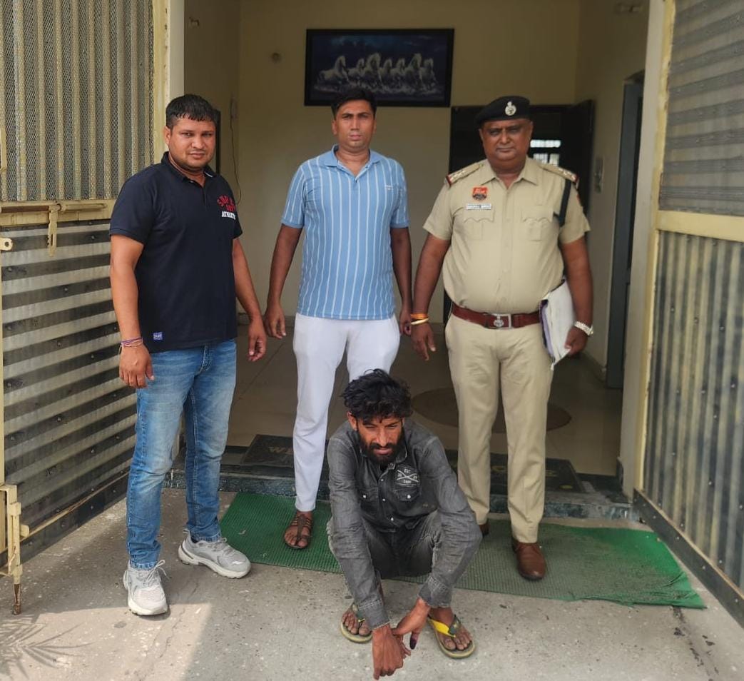 पुलिस हिरासत में हथियार बेचने वाला आरोपी
